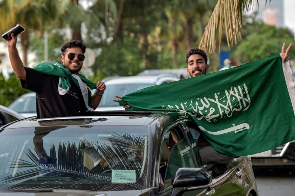 Fan Saudi Arabia phá cửa nhà, 'đi bão' mừng chiến thắng lịch sử trước Argentina - Ảnh 5.