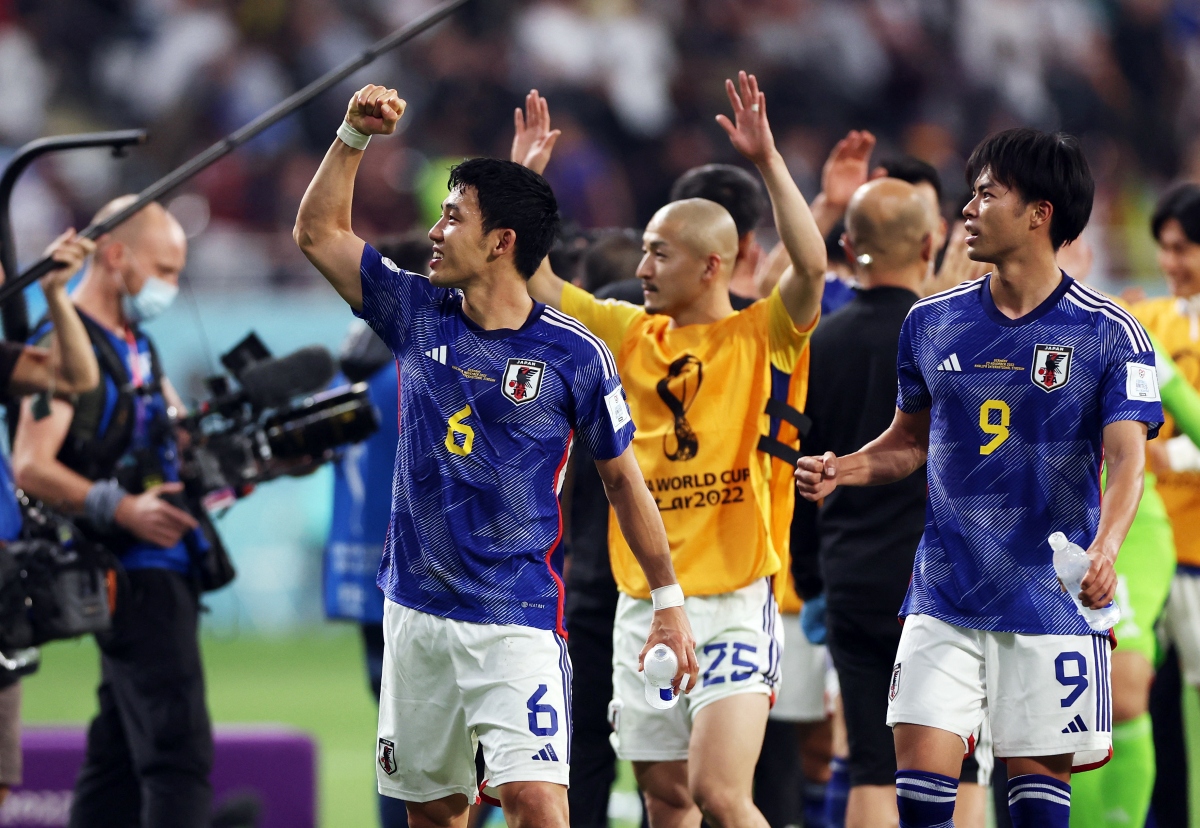 CĐV Nhật Bản tạo hình ảnh đẹp ở trận thắng Đức - Ảnh 6.