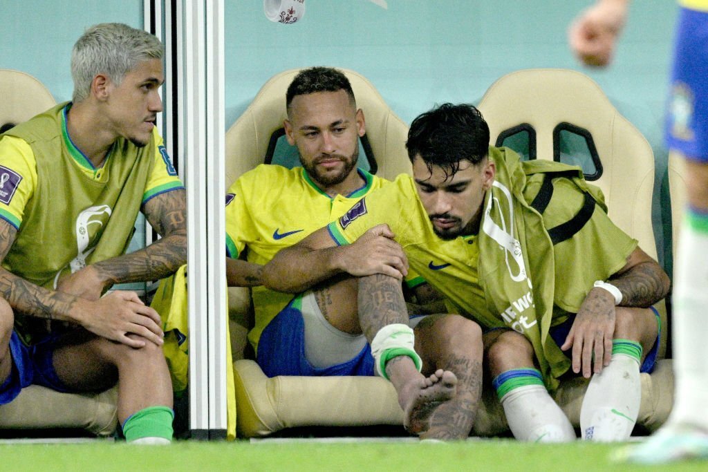 Neymar bật khóc vì chấn thương, mắt cá chân sưng vù - Ảnh 7.