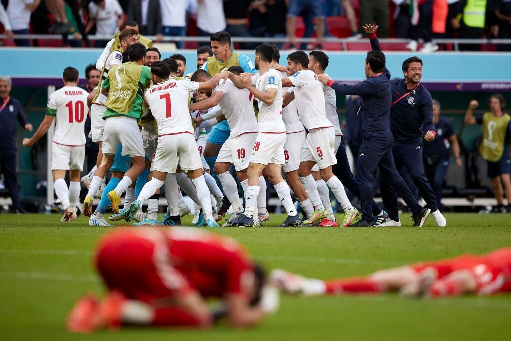 Tuyển Iran nổ tung cảm xúc sau chiến thắng nghẹt thở ở World Cup 2022 - Ảnh 4.