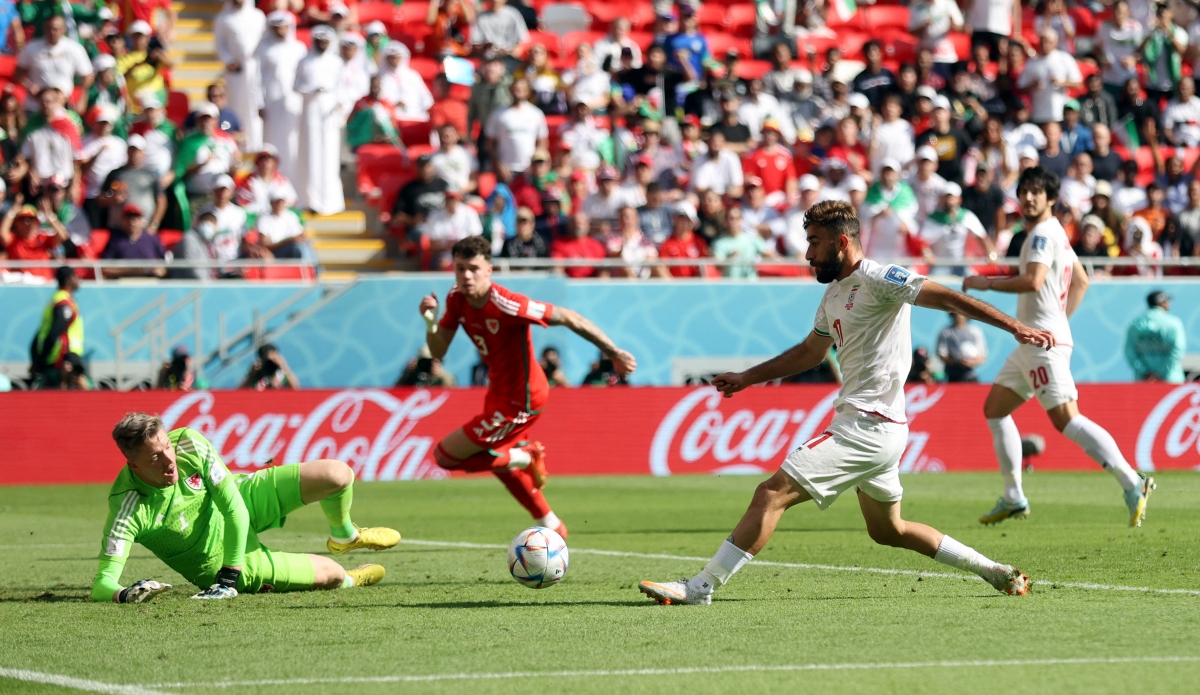 Gareth Bale mờ nhạt, Iran thắng Xứ Wales trong trận cầu điên rồ - Ảnh 2.