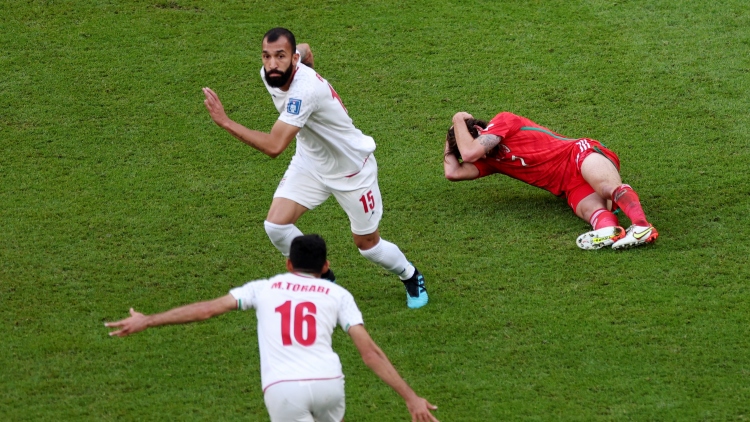 Gareth Bale mờ nhạt, Iran thắng Xứ Wales trong trận cầu điên rồ - Ảnh 12.