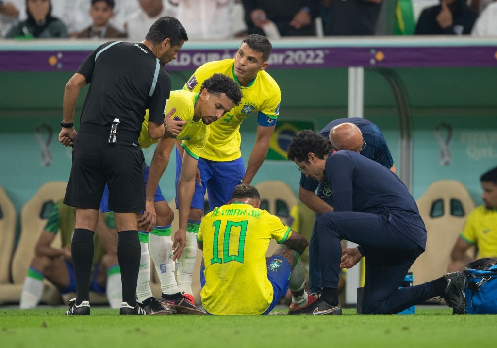 Neymar bật khóc vì chấn thương, mắt cá chân sưng vù - Ảnh 3.