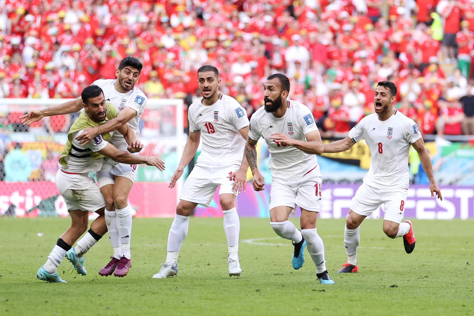 Tuyển Iran nổ tung cảm xúc sau chiến thắng nghẹt thở ở World Cup 2022 - Ảnh 2.