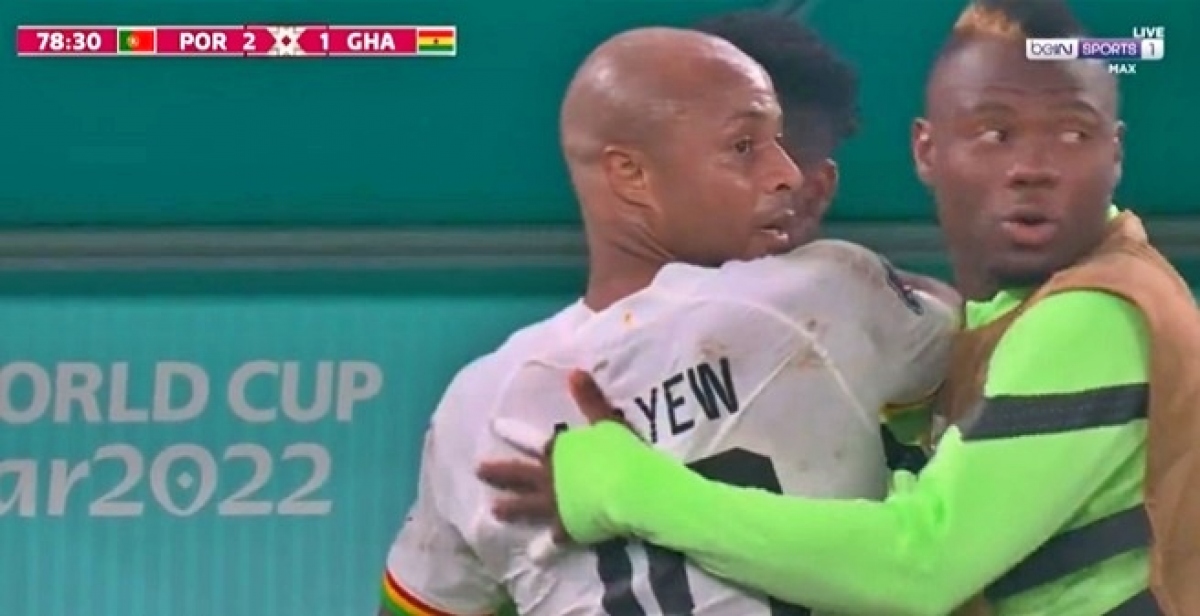 Cầu thủ Ghana đang ăn mừng thì bị João Félix “phá đám” - Ảnh 1.