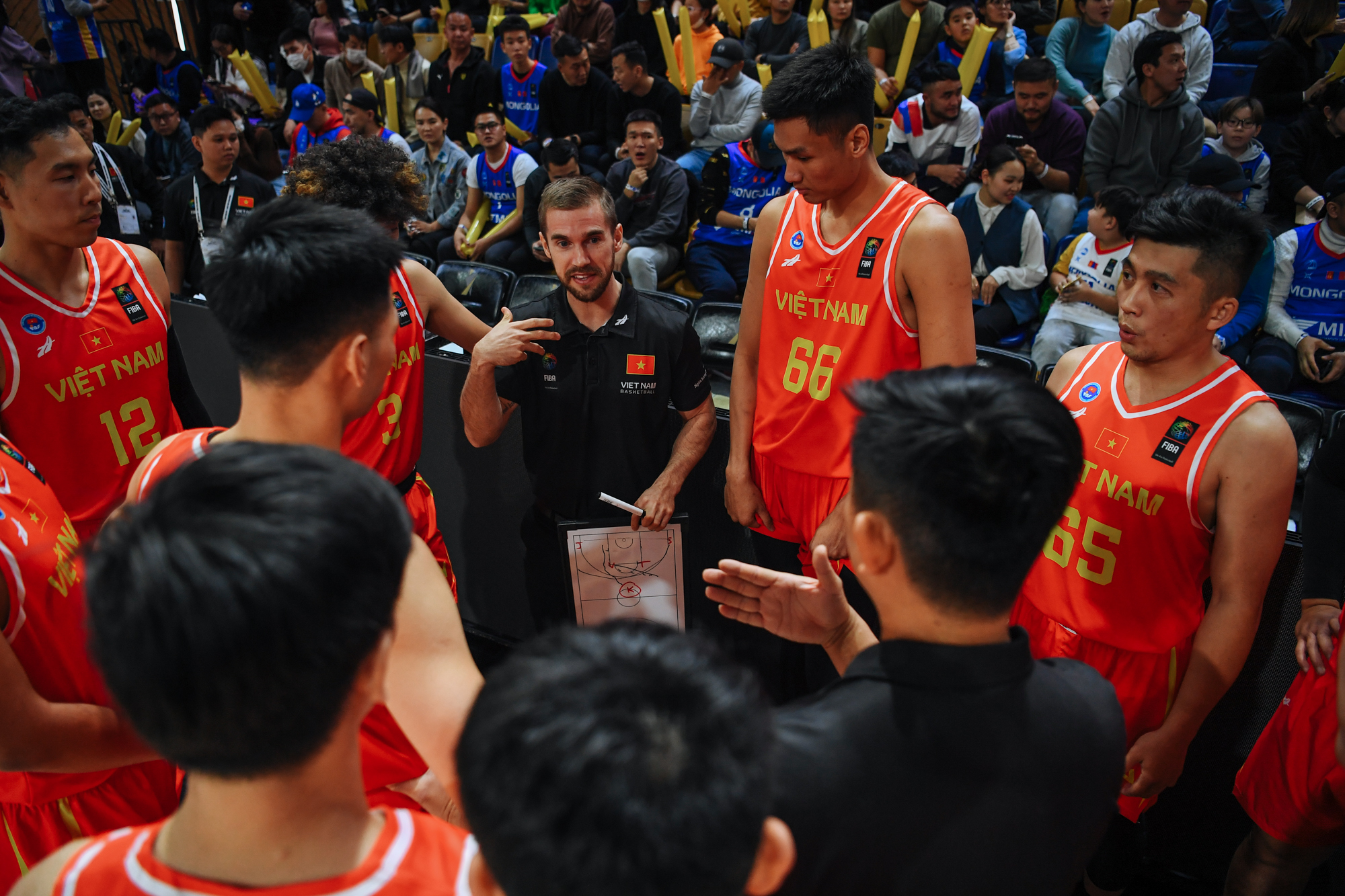 HLV Matt Van Pelt chỉ ra điểm yếu của bóng rổ Việt Nam - Ảnh 4.