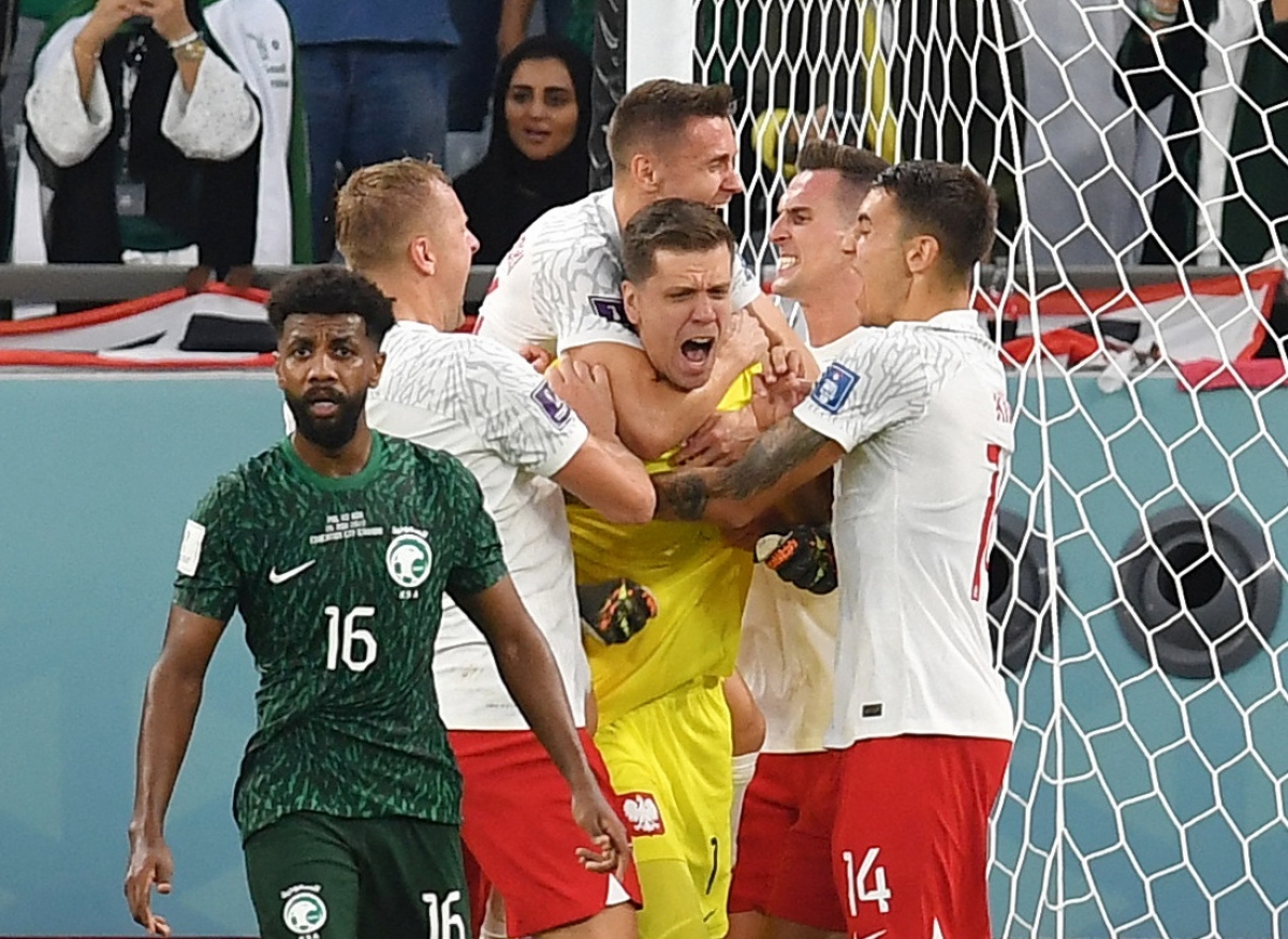 Robert Lewandowski bật khóc khi lần đầu ghi bàn ở World Cup - Ảnh 9.