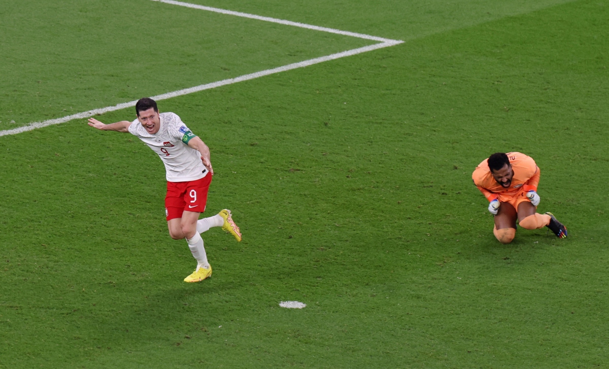 Robert Lewandowski bật khóc khi lần đầu ghi bàn ở World Cup - Ảnh 12.
