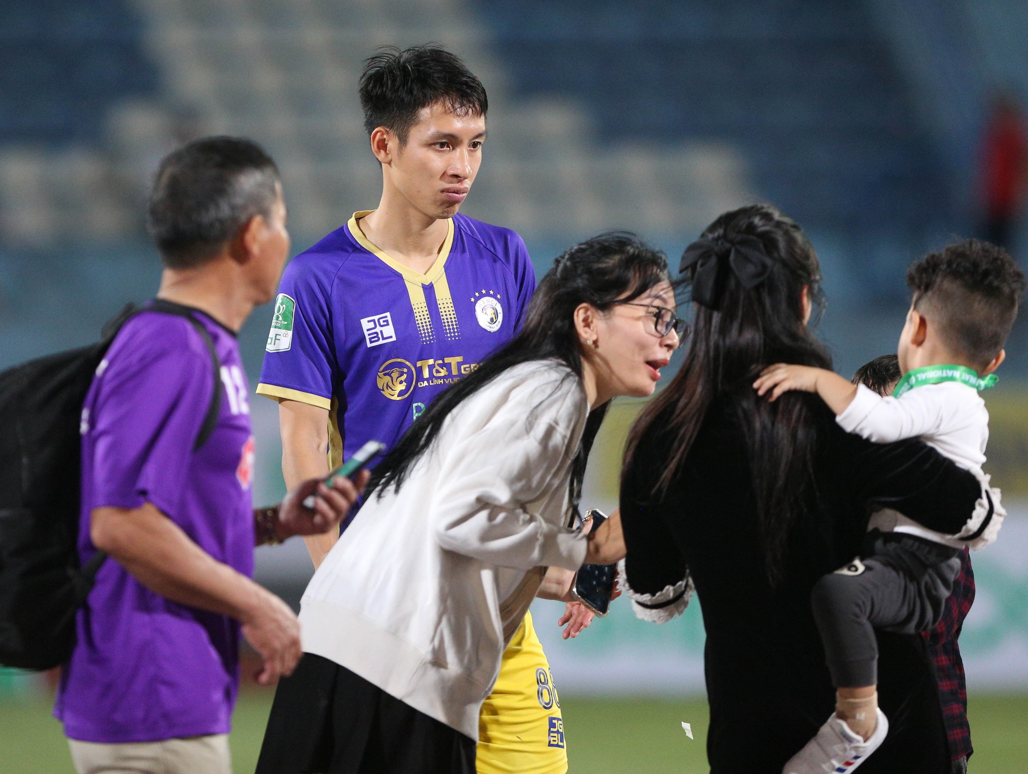 Hoa hậu Đỗ Mỹ Linh nâng Cup vô địch cùng Chủ tịch CLB Hà Nội - Ảnh 7.