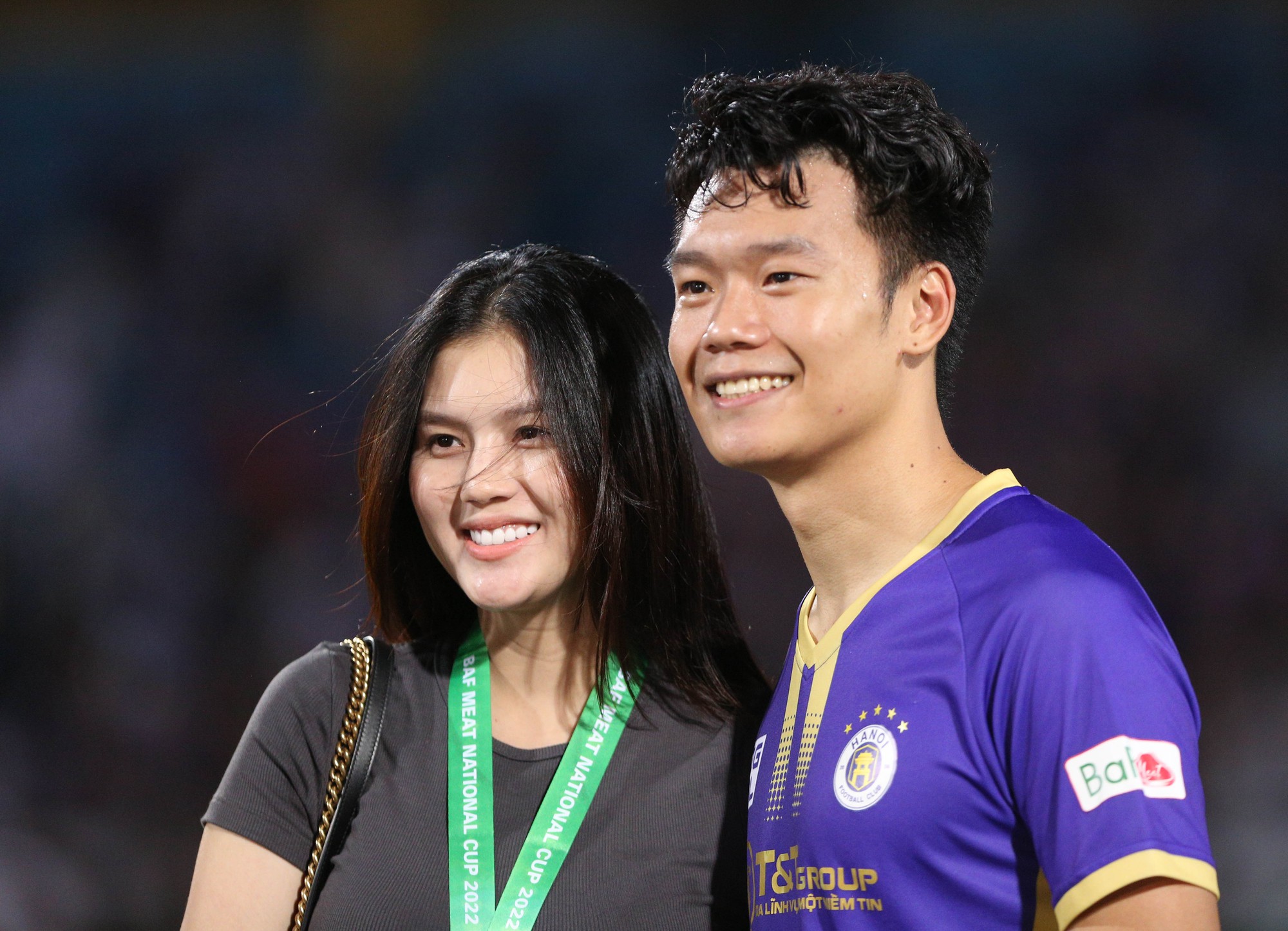 Hoa hậu Đỗ Mỹ Linh nâng Cup vô địch cùng Chủ tịch CLB Hà Nội - Ảnh 6.