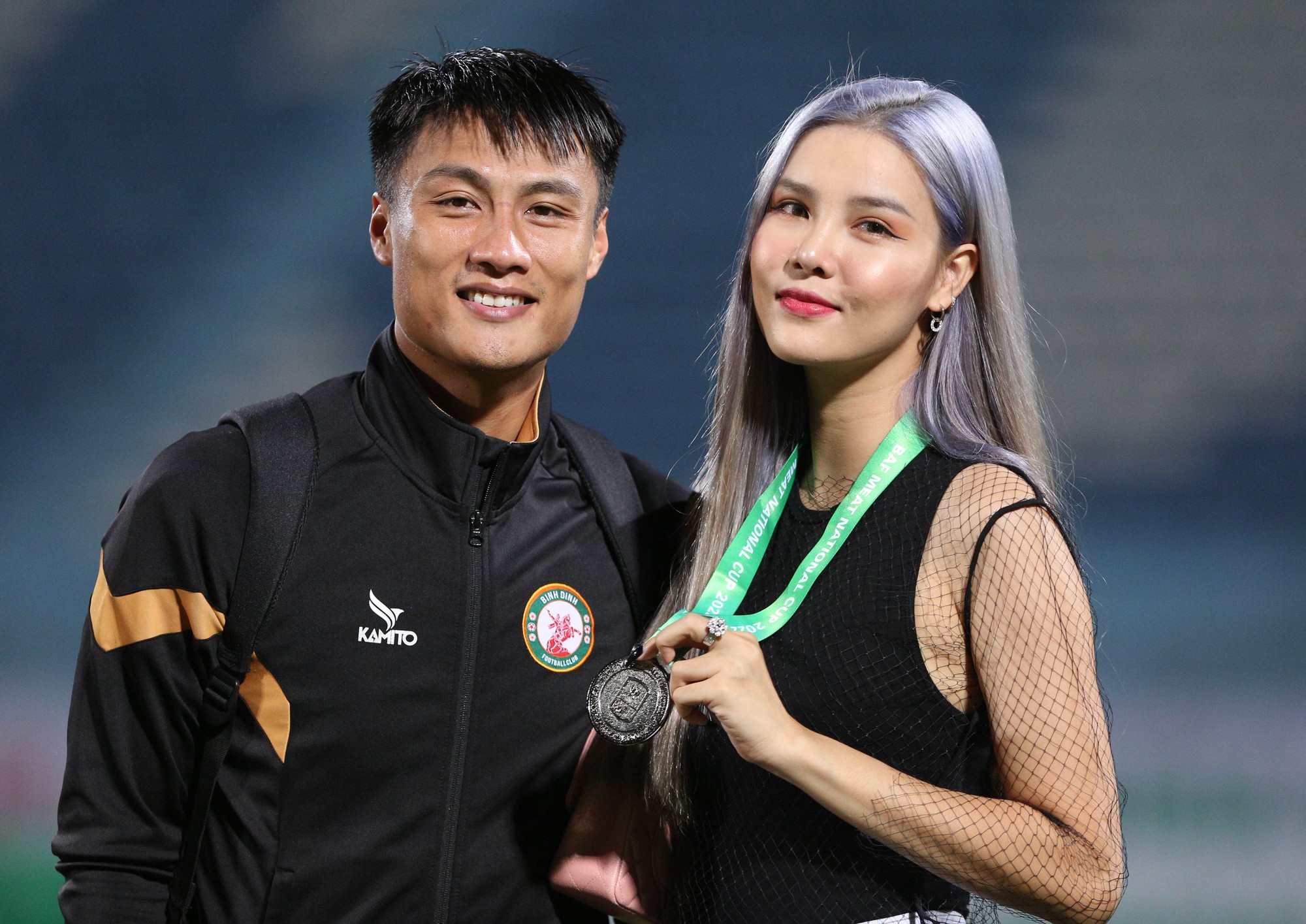Hoa hậu Đỗ Mỹ Linh nâng Cup vô địch cùng Chủ tịch CLB Hà Nội - Ảnh 9.