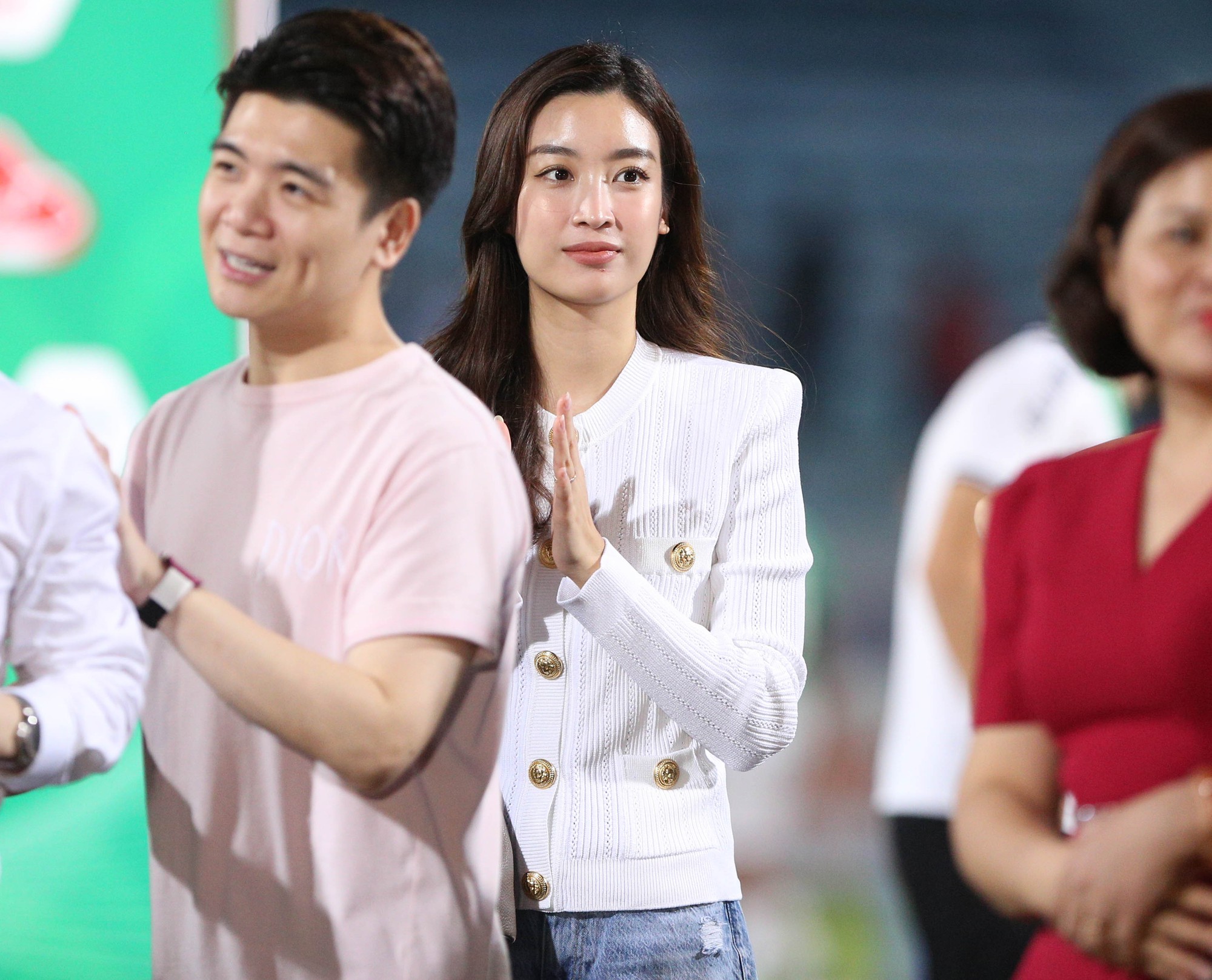 Hoa hậu Đỗ Mỹ Linh nâng Cup vô địch cùng Chủ tịch CLB Hà Nội - Ảnh 2.