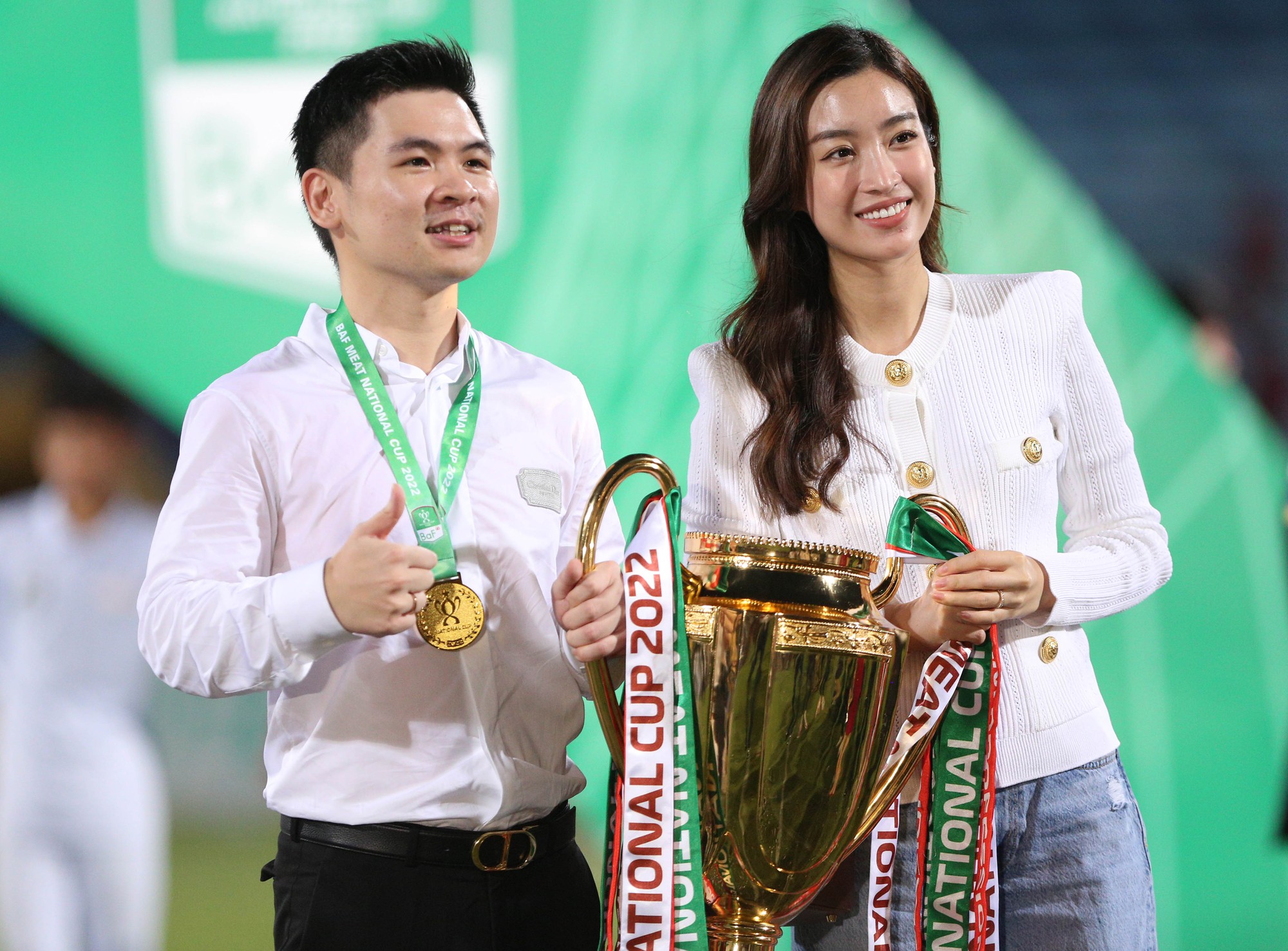 Hoa hậu Đỗ Mỹ Linh nâng Cup vô địch cùng Chủ tịch CLB Hà Nội - Ảnh 1.