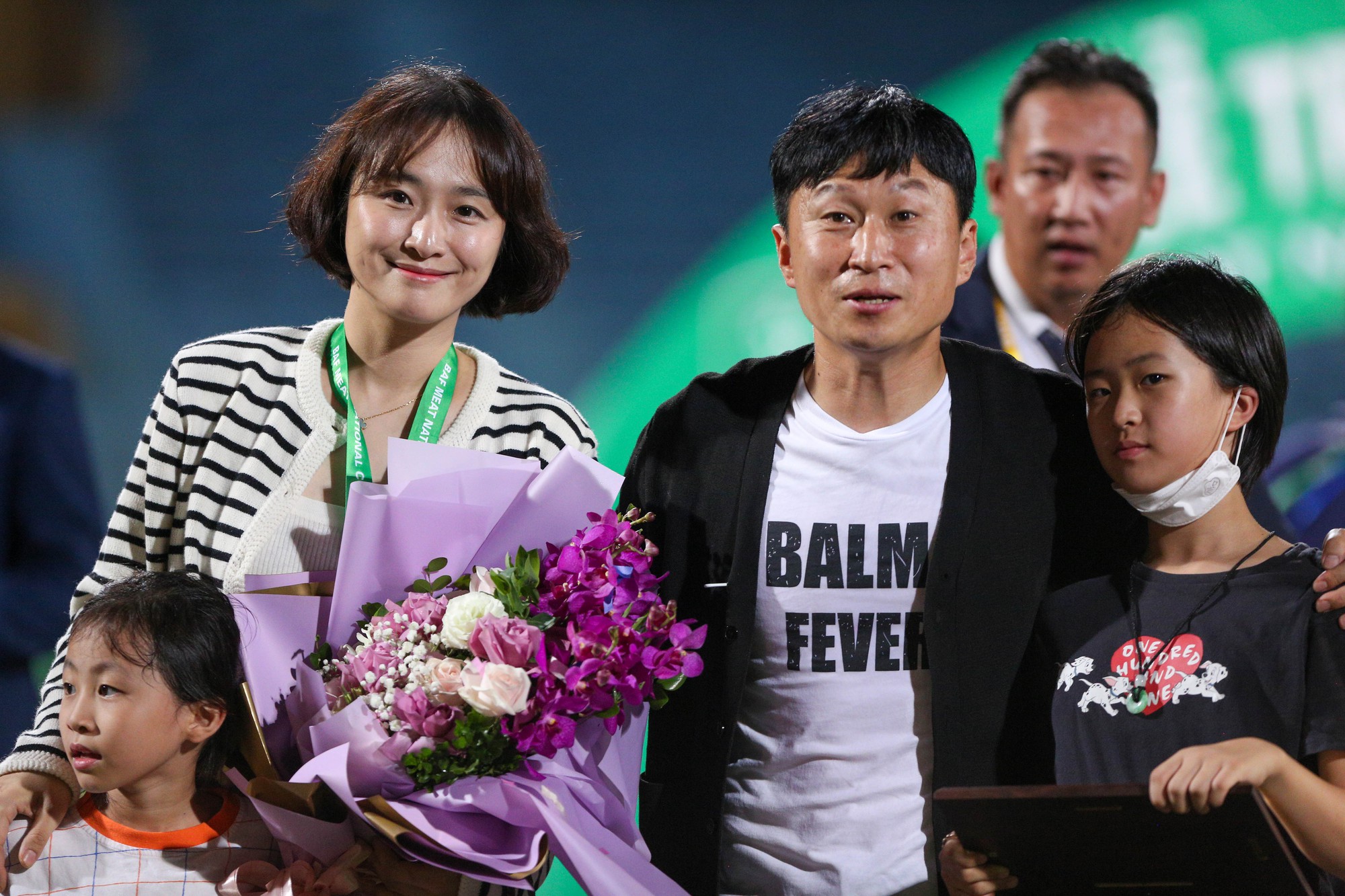 Hoa hậu Đỗ Mỹ Linh nâng Cup vô địch cùng Chủ tịch CLB Hà Nội - Ảnh 3.