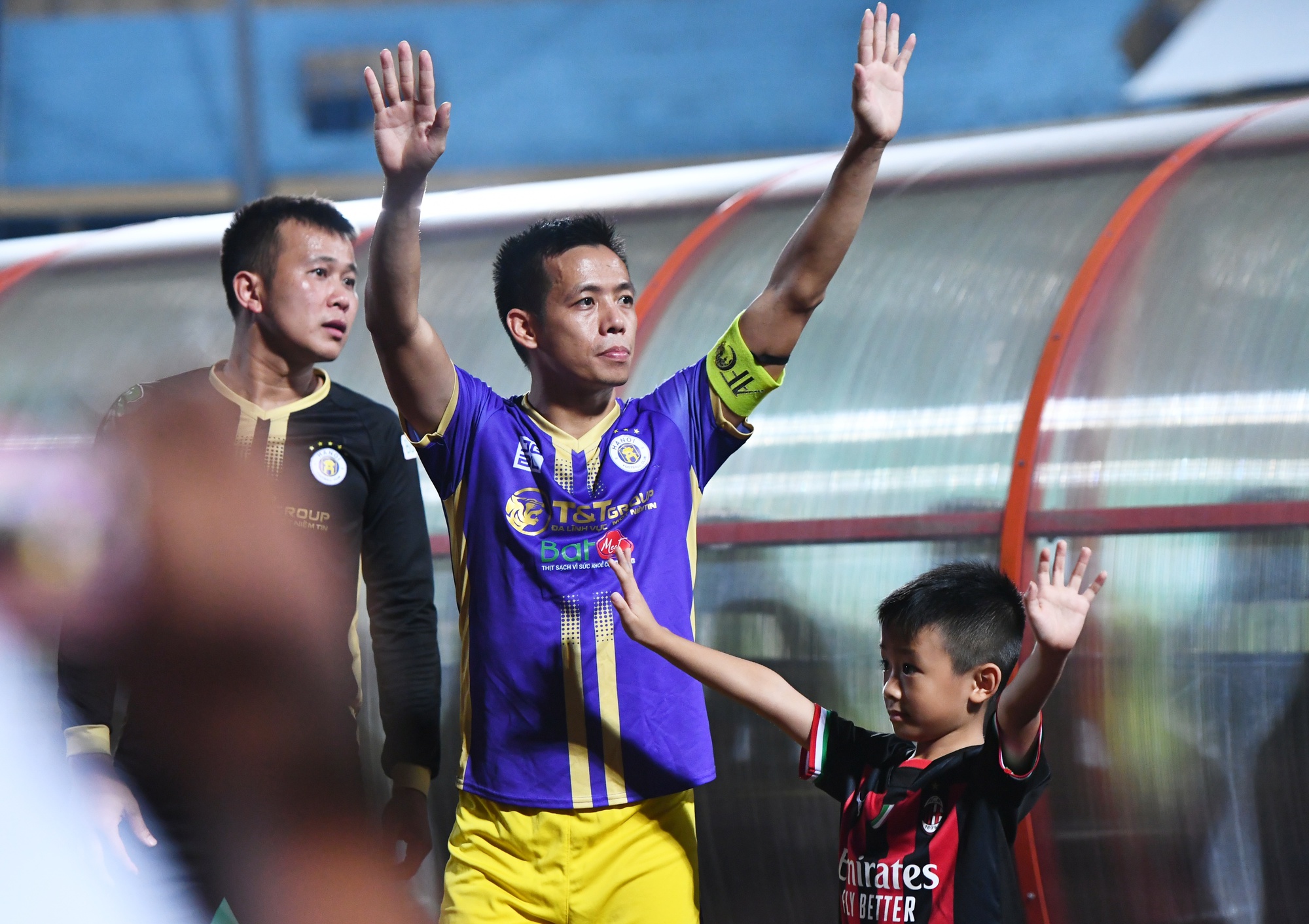 Cầu thủ Hà Nội FC tung hô bầu Hiển, ăn mừng cú đúp vô địch quốc nội - Ảnh 8.