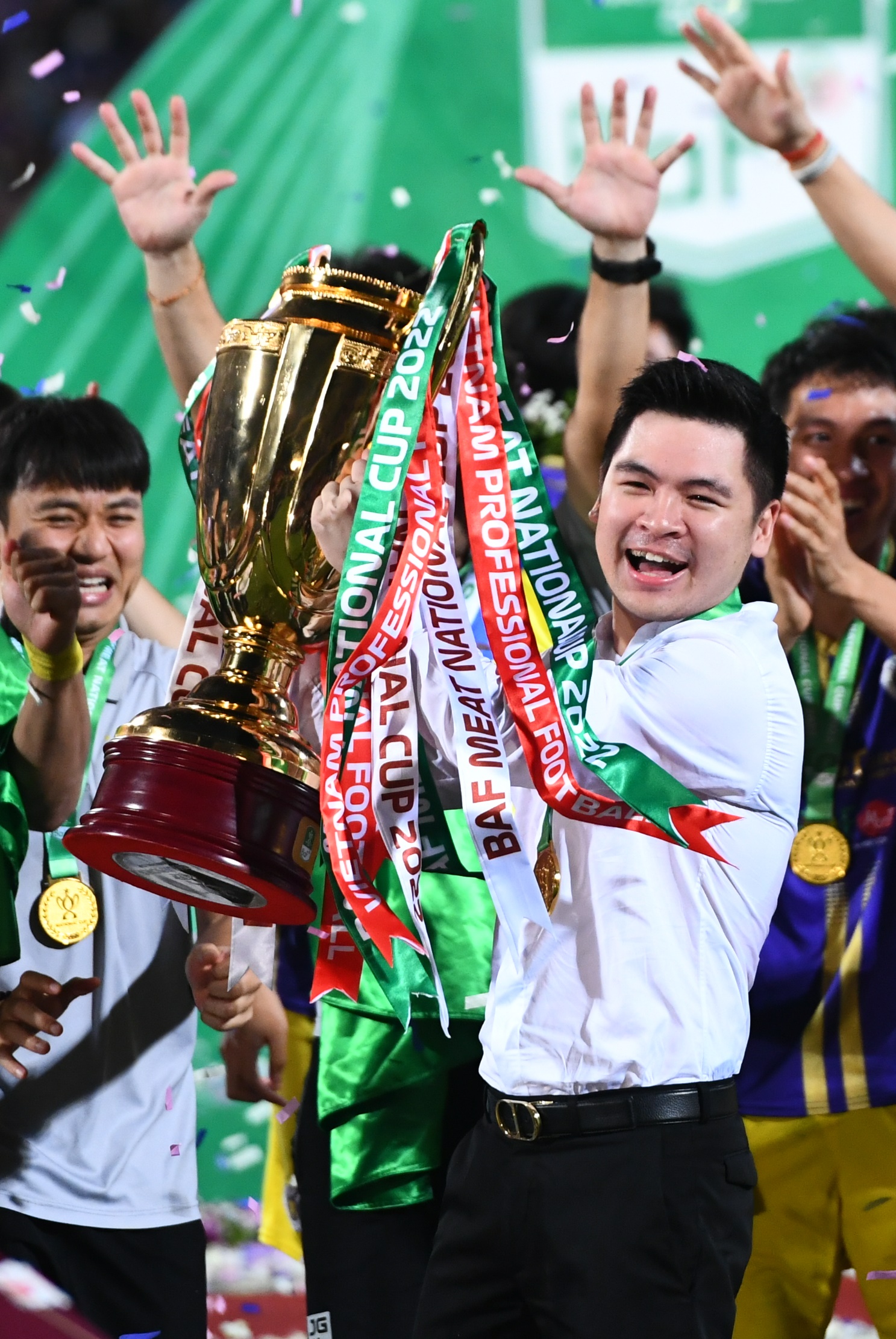 Cầu thủ Hà Nội FC tung hô bầu Hiển, ăn mừng cú đúp vô địch quốc nội - Ảnh 10.