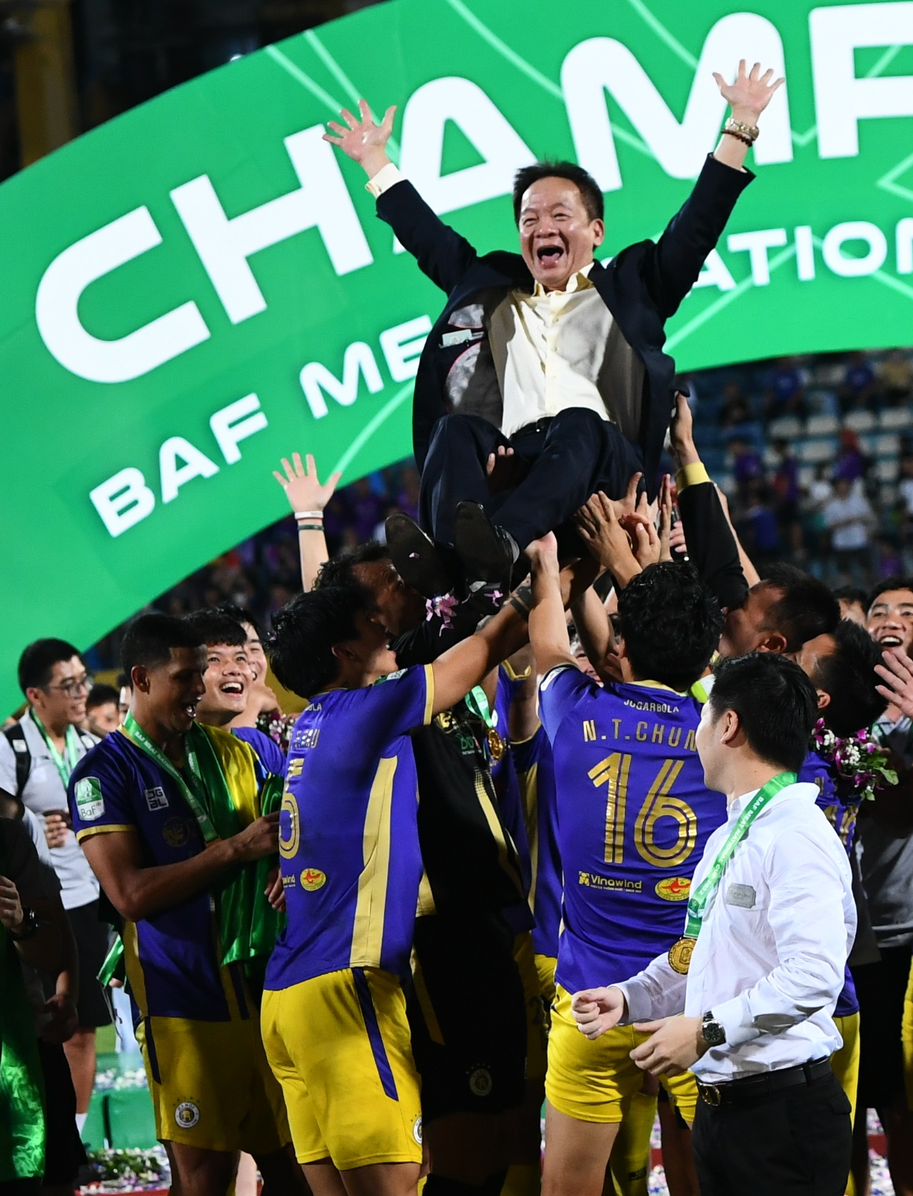 Cầu thủ Hà Nội FC tung hô bầu Hiển, ăn mừng cú đúp vô địch quốc nội - Ảnh 7.