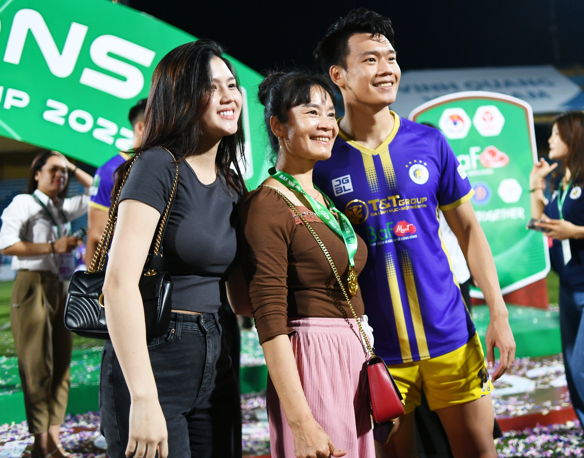 Cầu thủ Hà Nội FC tung hô bầu Hiển, ăn mừng cú đúp vô địch quốc nội - Ảnh 11.