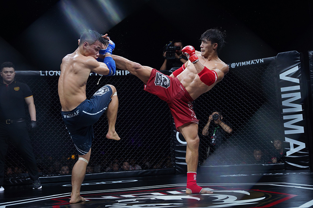 Hạ đối thủ đầy thuyết phục, Nguyễn Trần Duy Nhất vô địch giải MMA Việt Nam - Ảnh 1.