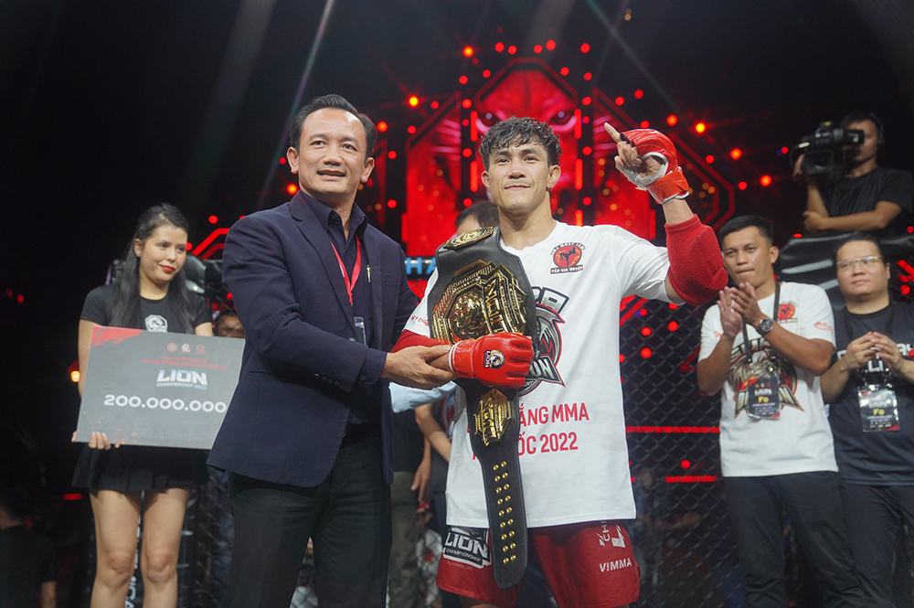 Hạ đối thủ đầy thuyết phục, Nguyễn Trần Duy Nhất vô địch giải MMA Việt Nam - Ảnh 4.