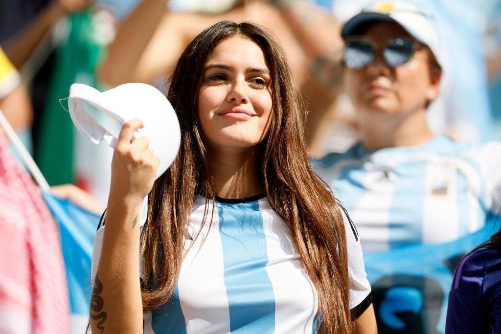 Ngắm dàn CĐV xinh đẹp của Argentina trên khán đài World Cup 2022 - Ảnh 1.