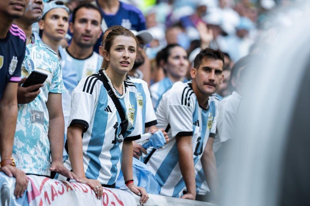 Ngắm dàn CĐV xinh đẹp của Argentina trên khán đài World Cup 2022 - Ảnh 4.