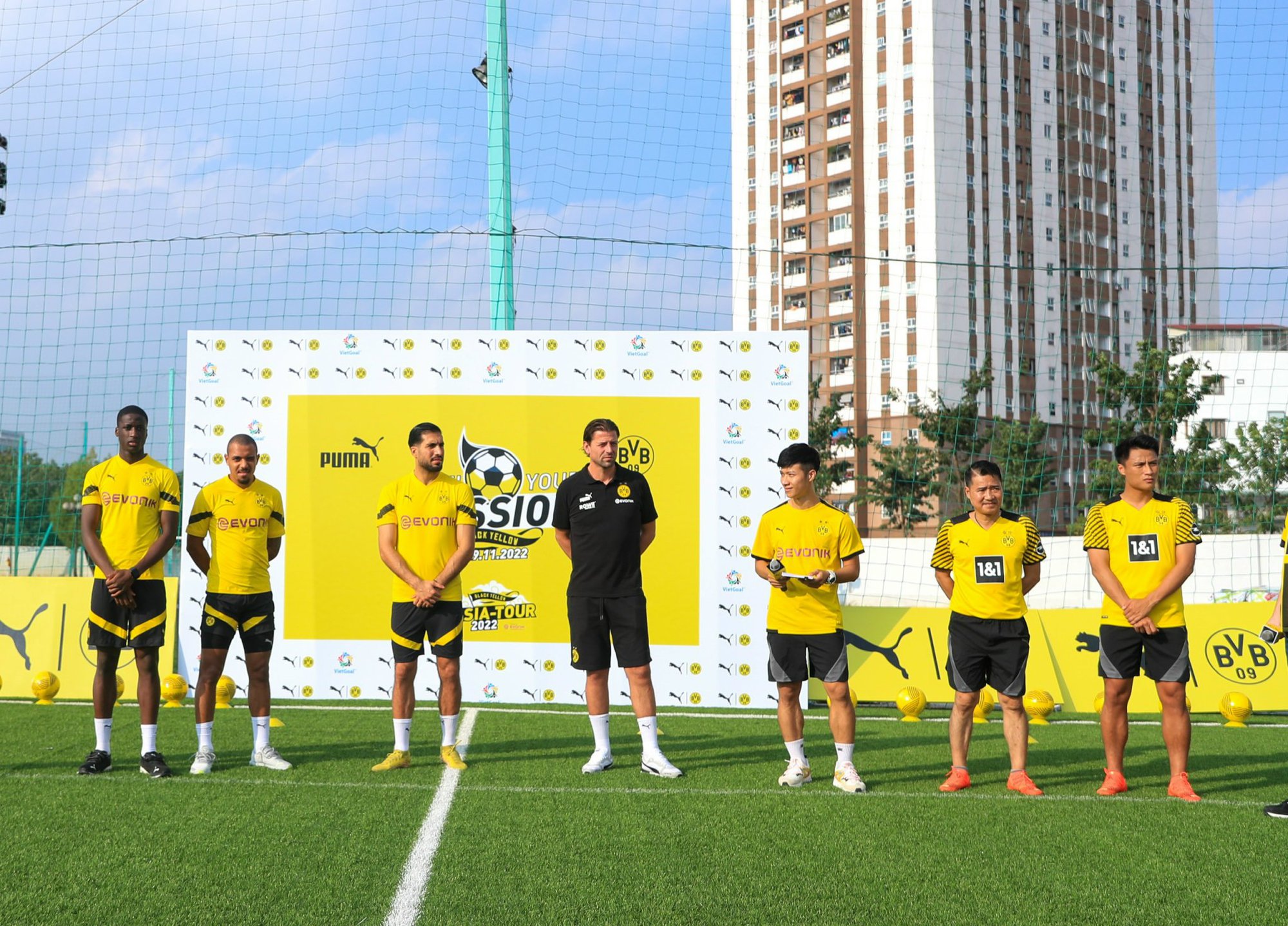 Dàn cầu thủ Dortmund so tài cùng 30 cầu thủ nhí Việt Nam - Ảnh 1.