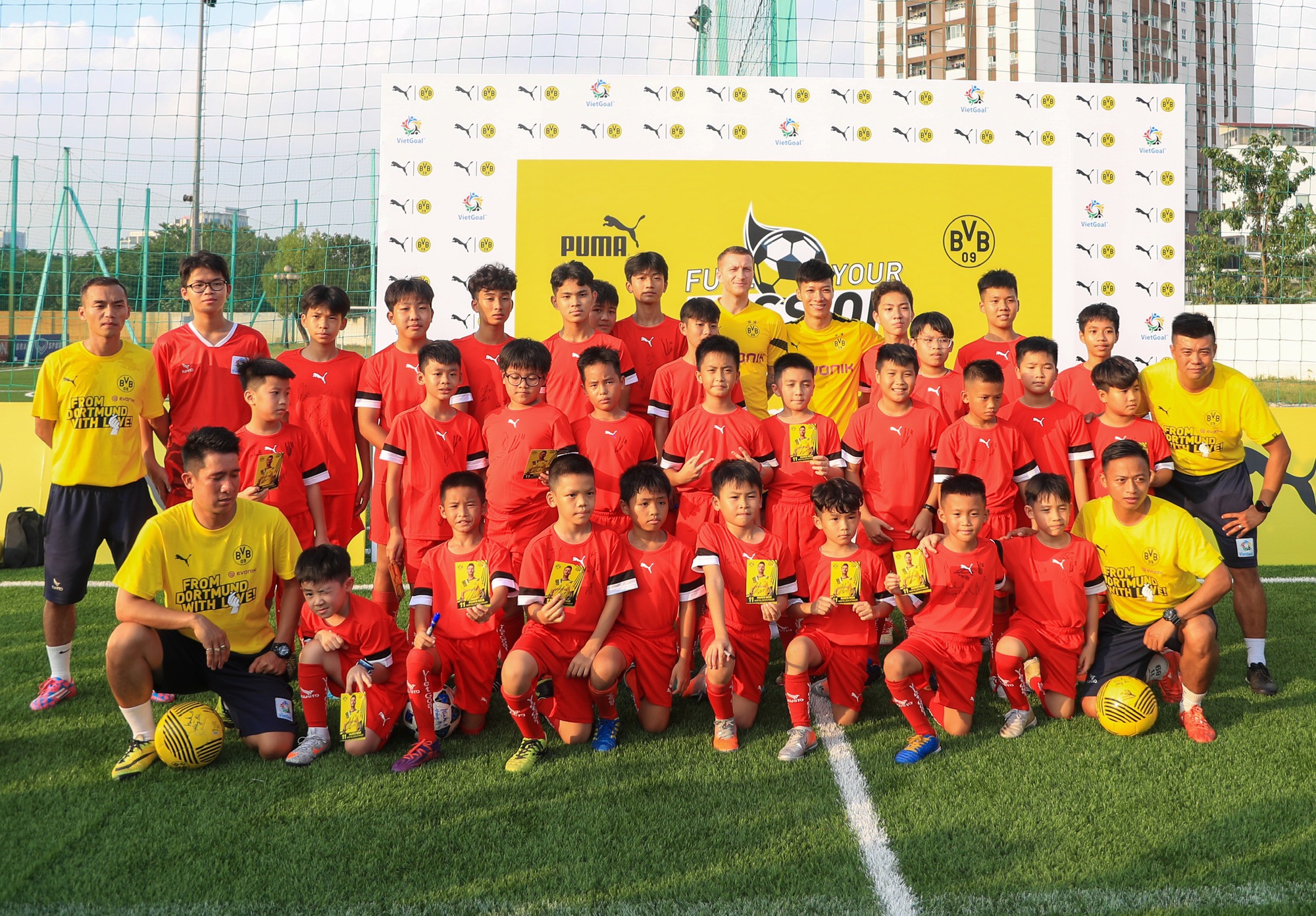 Dàn cầu thủ Dortmund so tài cùng 30 cầu thủ nhí Việt Nam - Ảnh 3.