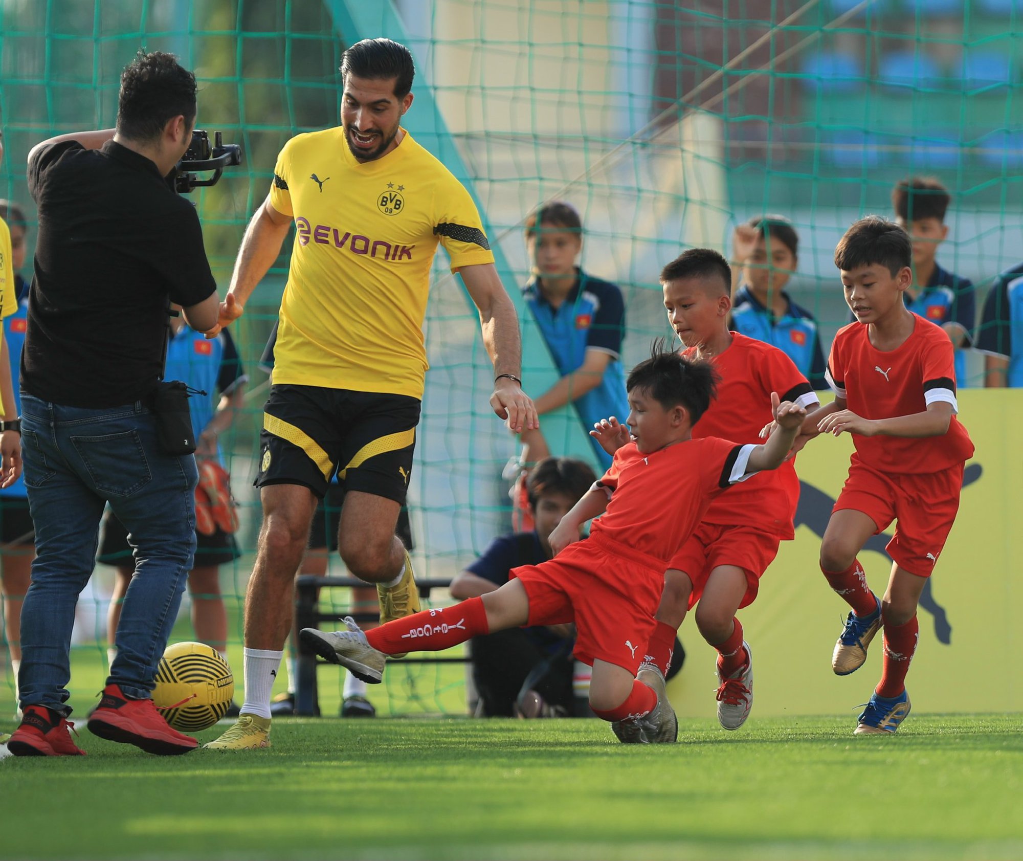 Dàn cầu thủ Dortmund so tài cùng 30 cầu thủ nhí Việt Nam - Ảnh 4.