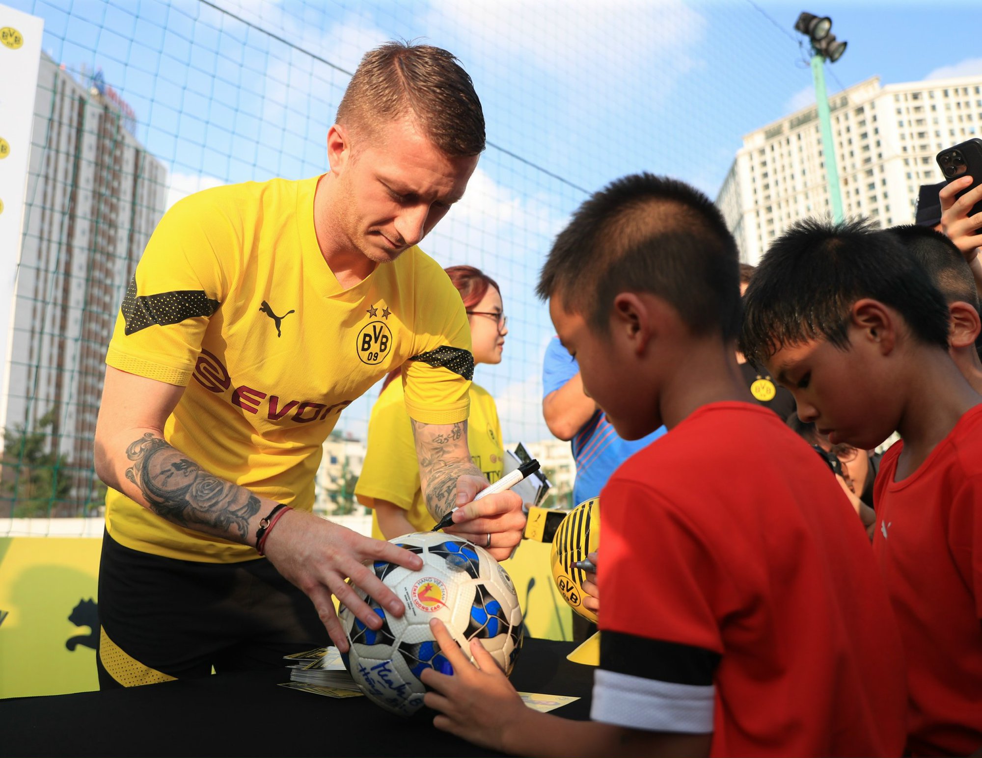 Dàn cầu thủ Dortmund so tài cùng 30 cầu thủ nhí Việt Nam - Ảnh 2.
