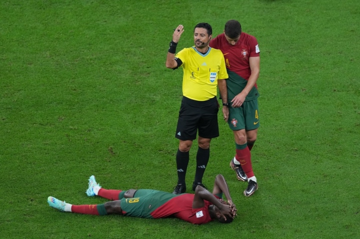 Lần đầu đá World Cup, sao trẻ Bồ Đào Nha khóc nức nở rời sân ngay hiệp 1 - Ảnh 1.