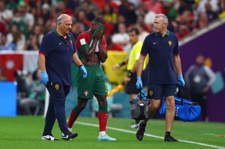 Lần đầu đá World Cup, sao trẻ Bồ Đào Nha khóc nức nở rời sân ngay hiệp 1 - Ảnh 2.