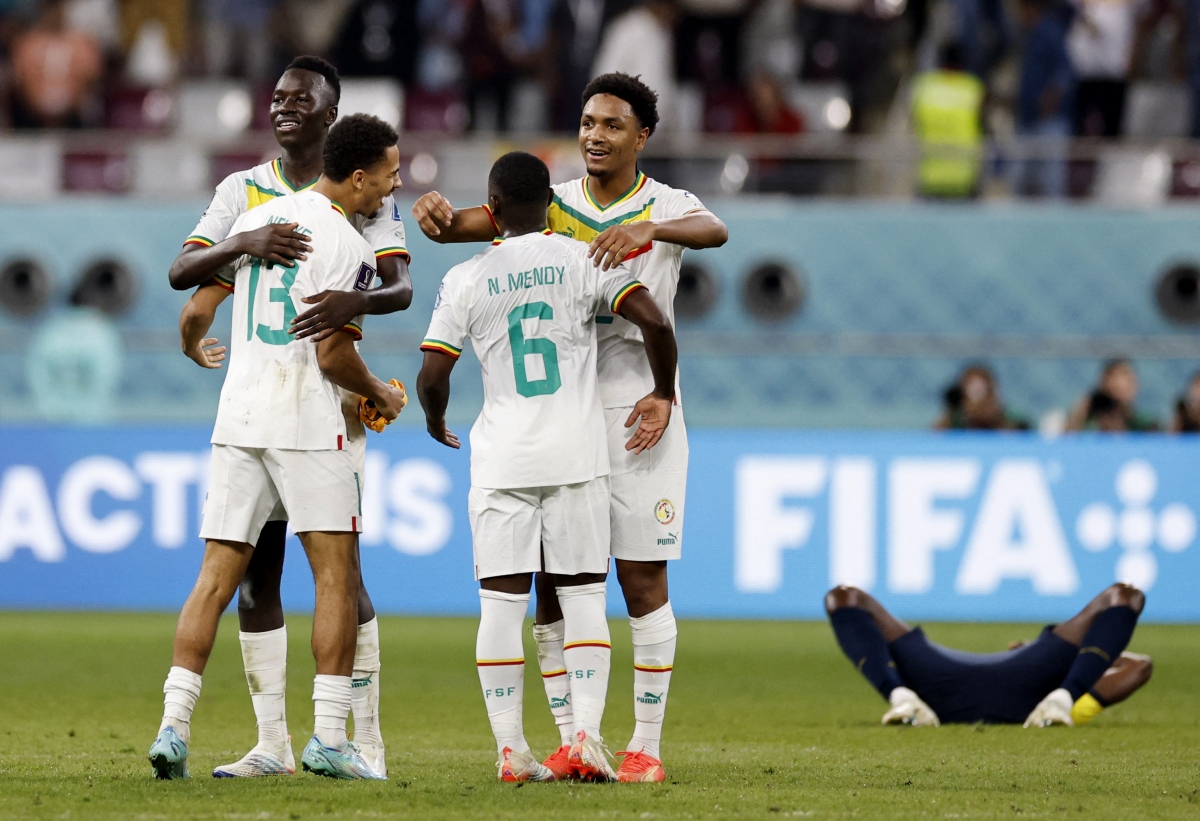 Senegal ăn mừng cuồng nhiệt khi vượt qua vòng bảng World Cup 2022 - Ảnh 1.
