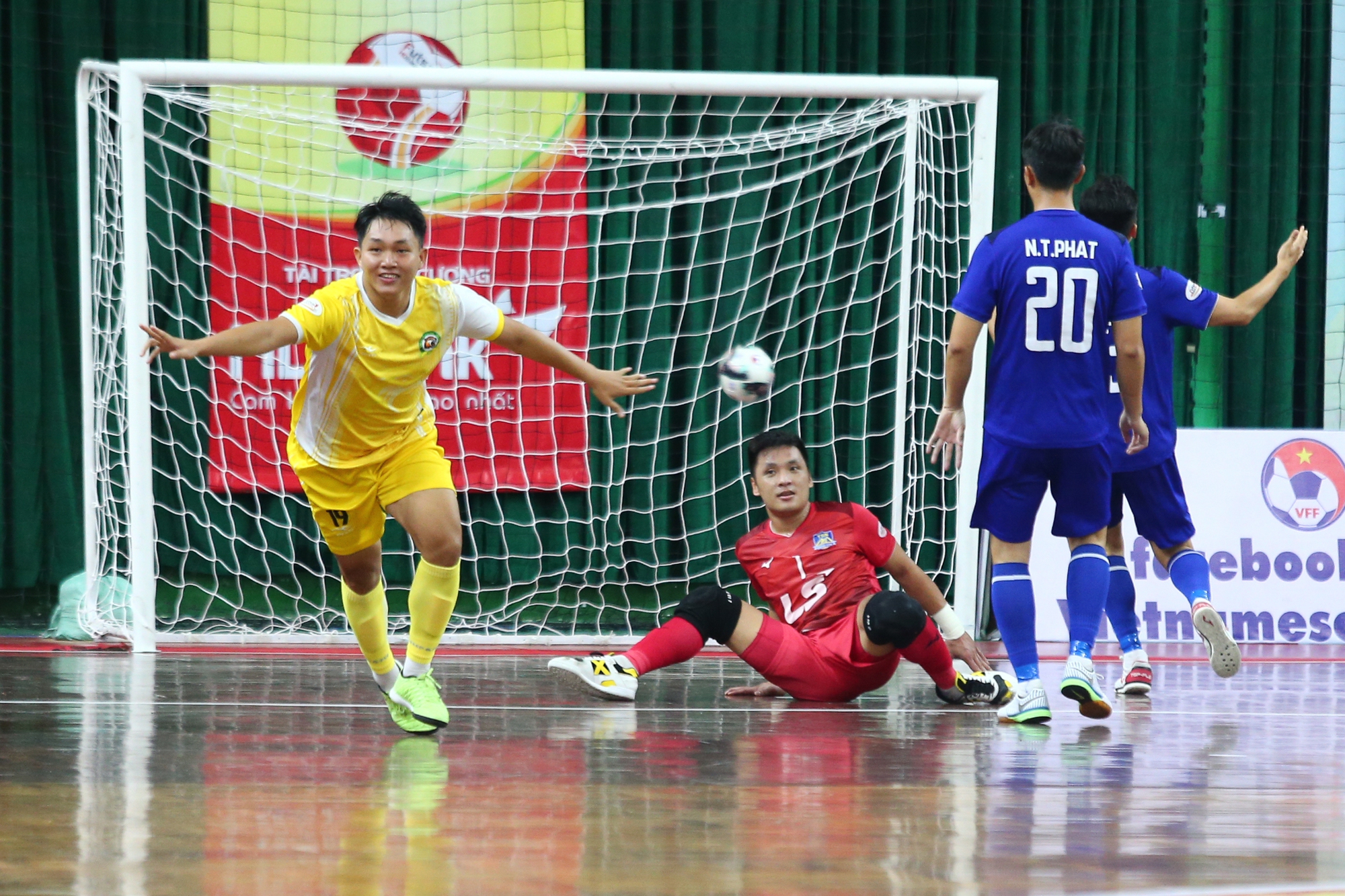 Hồ Văn Ý và cầu thủ futsal Thái Sơn Nam buồn bã khi về nhì ở Cúp Quốc gia - Ảnh 2.