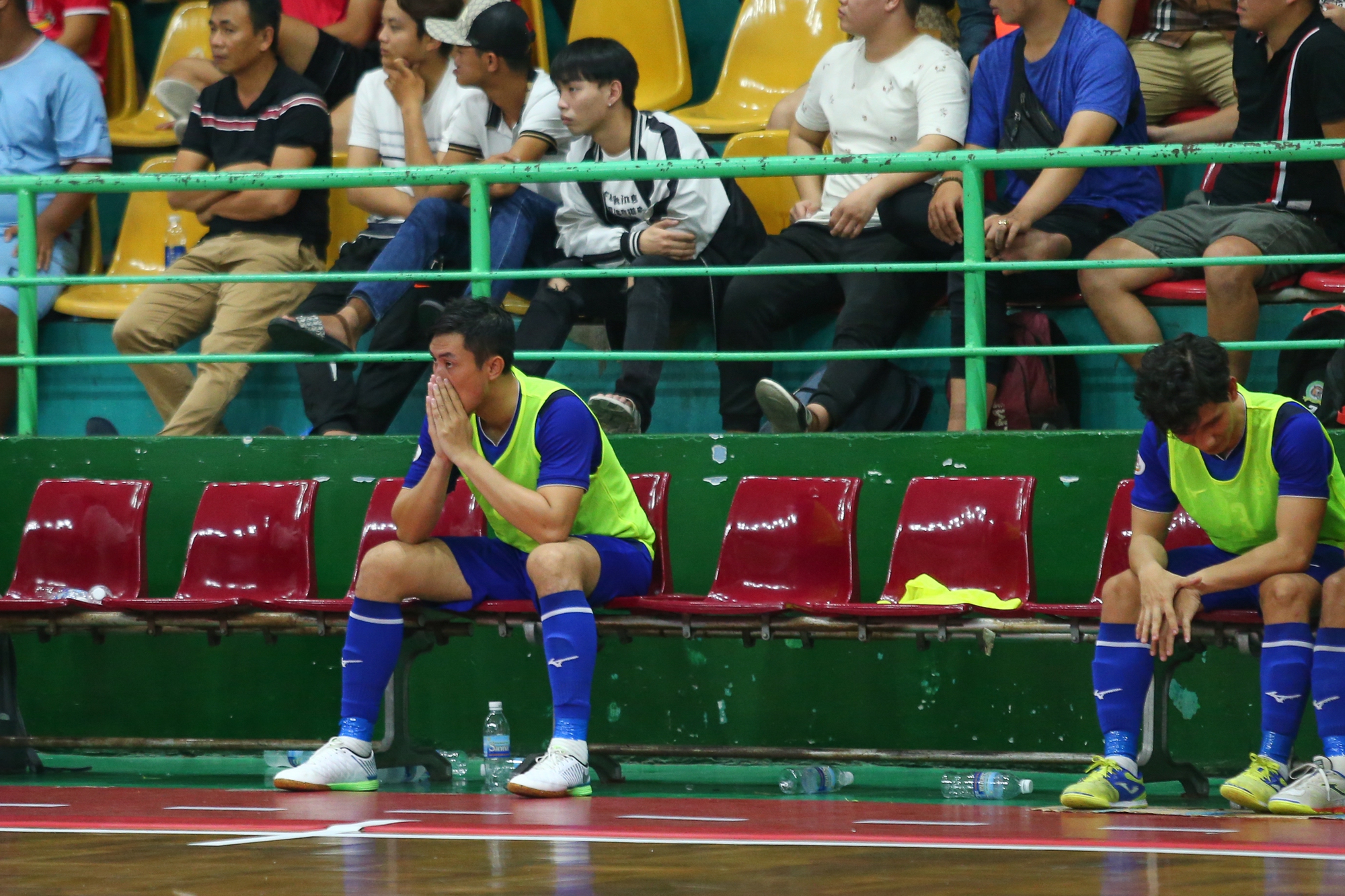 Hồ Văn Ý và cầu thủ futsal Thái Sơn Nam buồn bã khi về nhì ở Cúp Quốc gia - Ảnh 3.