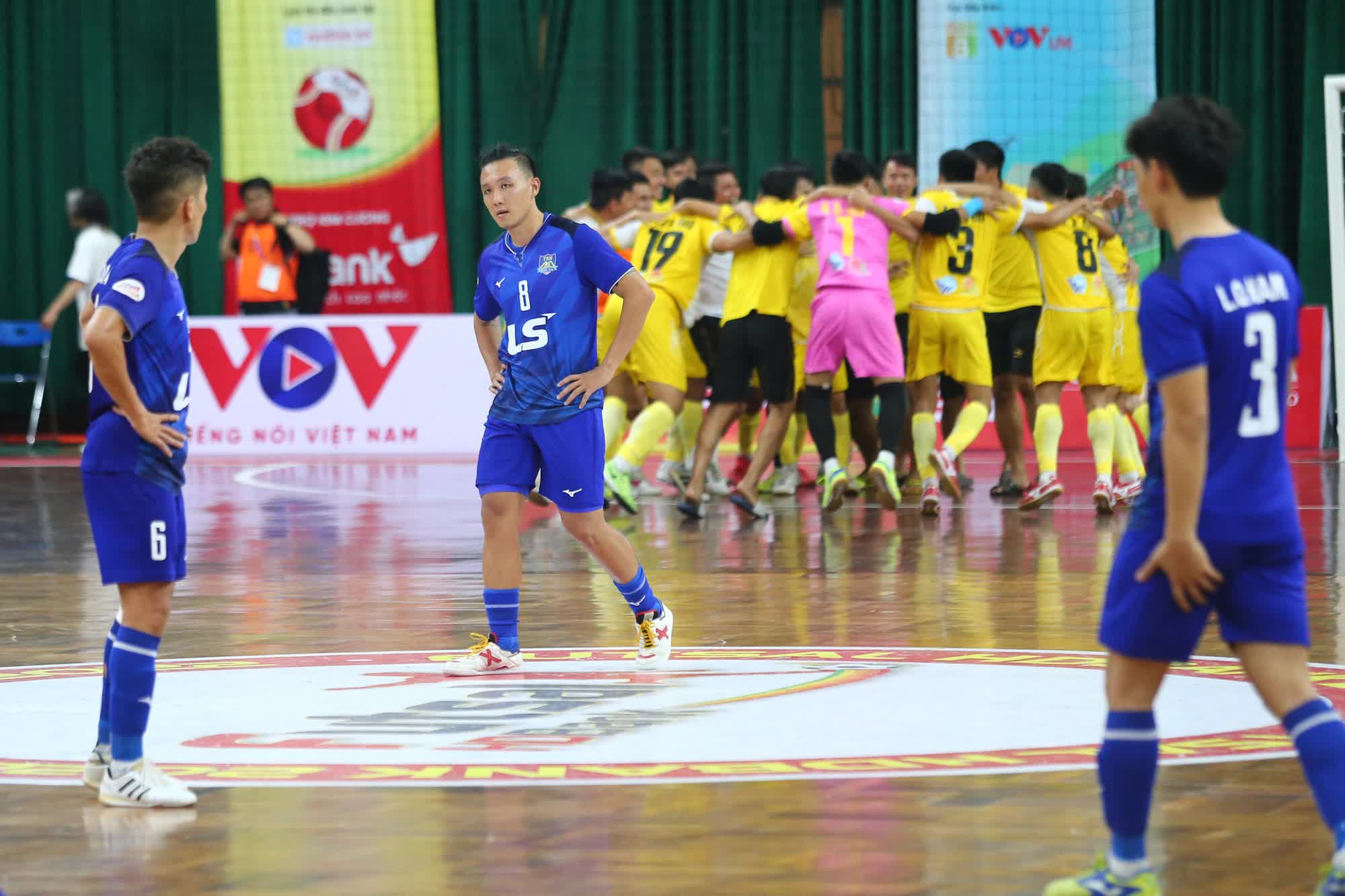 Hồ Văn Ý và cầu thủ futsal Thái Sơn Nam buồn bã khi về nhì ở Cúp Quốc gia - Ảnh 5.