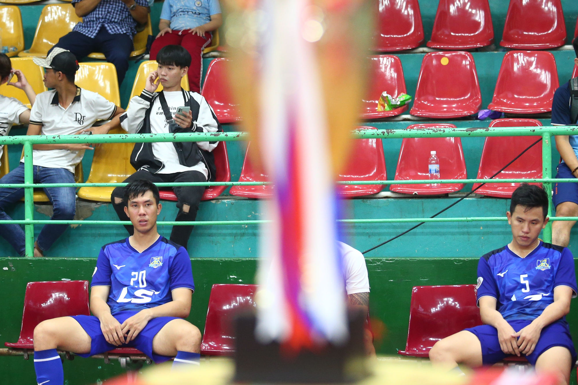 Hồ Văn Ý và cầu thủ futsal Thái Sơn Nam buồn bã khi về nhì ở Cúp Quốc gia - Ảnh 6.