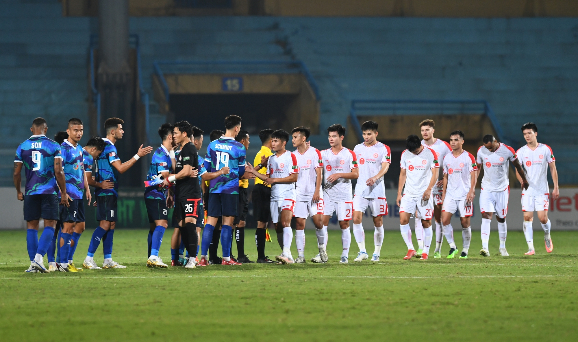 Đức Chinh hành động dứt khoát, ngăn chặn đồng đội gây hấn với cầu thủ Viettel FC - Ảnh 4.
