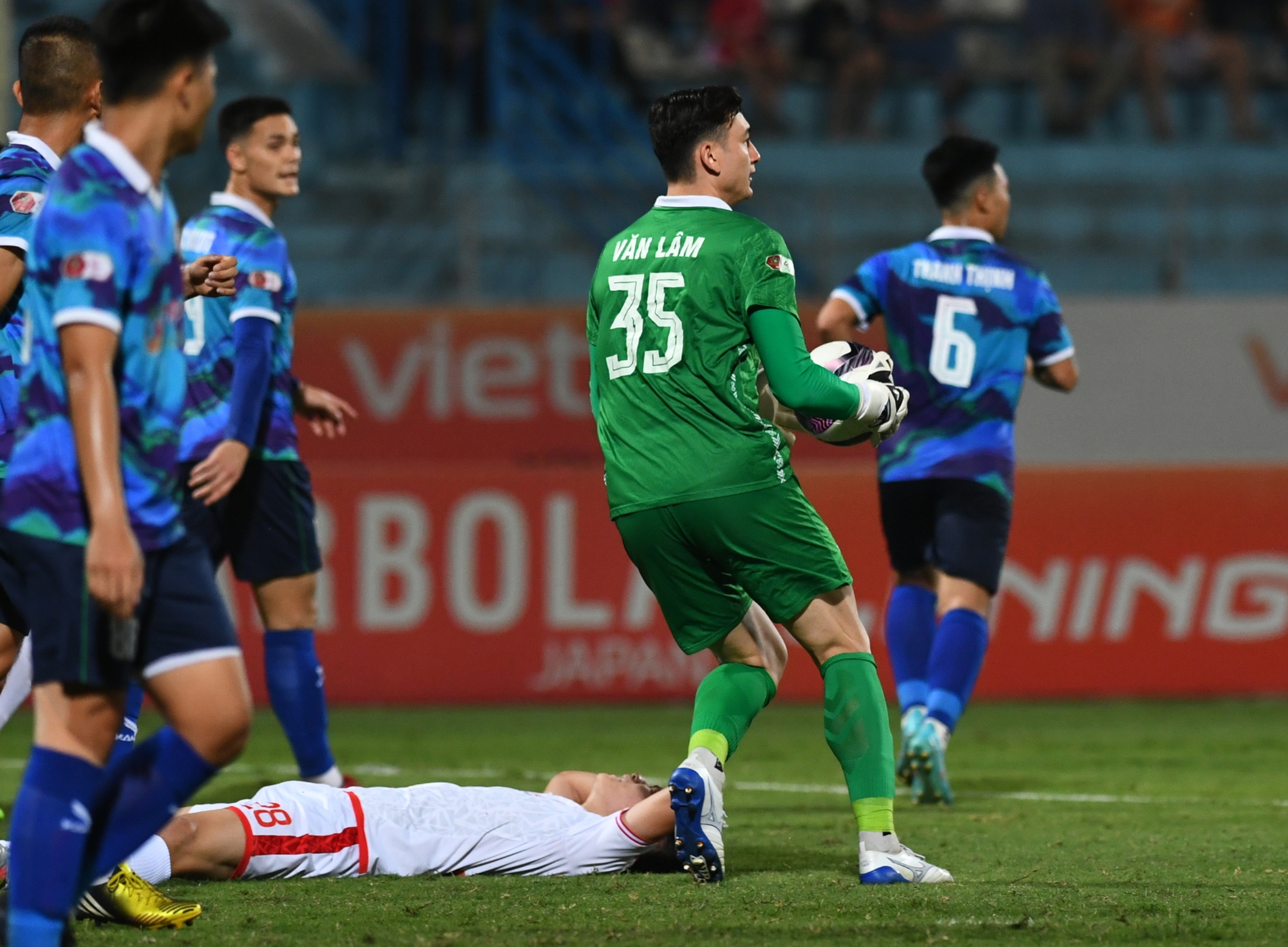 Đức Chinh hành động dứt khoát, ngăn chặn đồng đội gây hấn với cầu thủ Viettel FC - Ảnh 7.