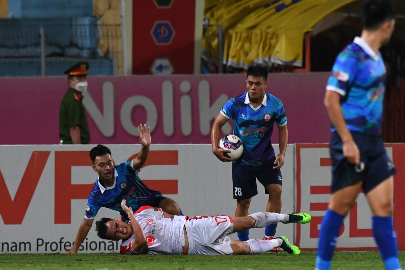 Đức Chinh hành động dứt khoát, ngăn chặn đồng đội gây hấn với cầu thủ Viettel FC - Ảnh 1.