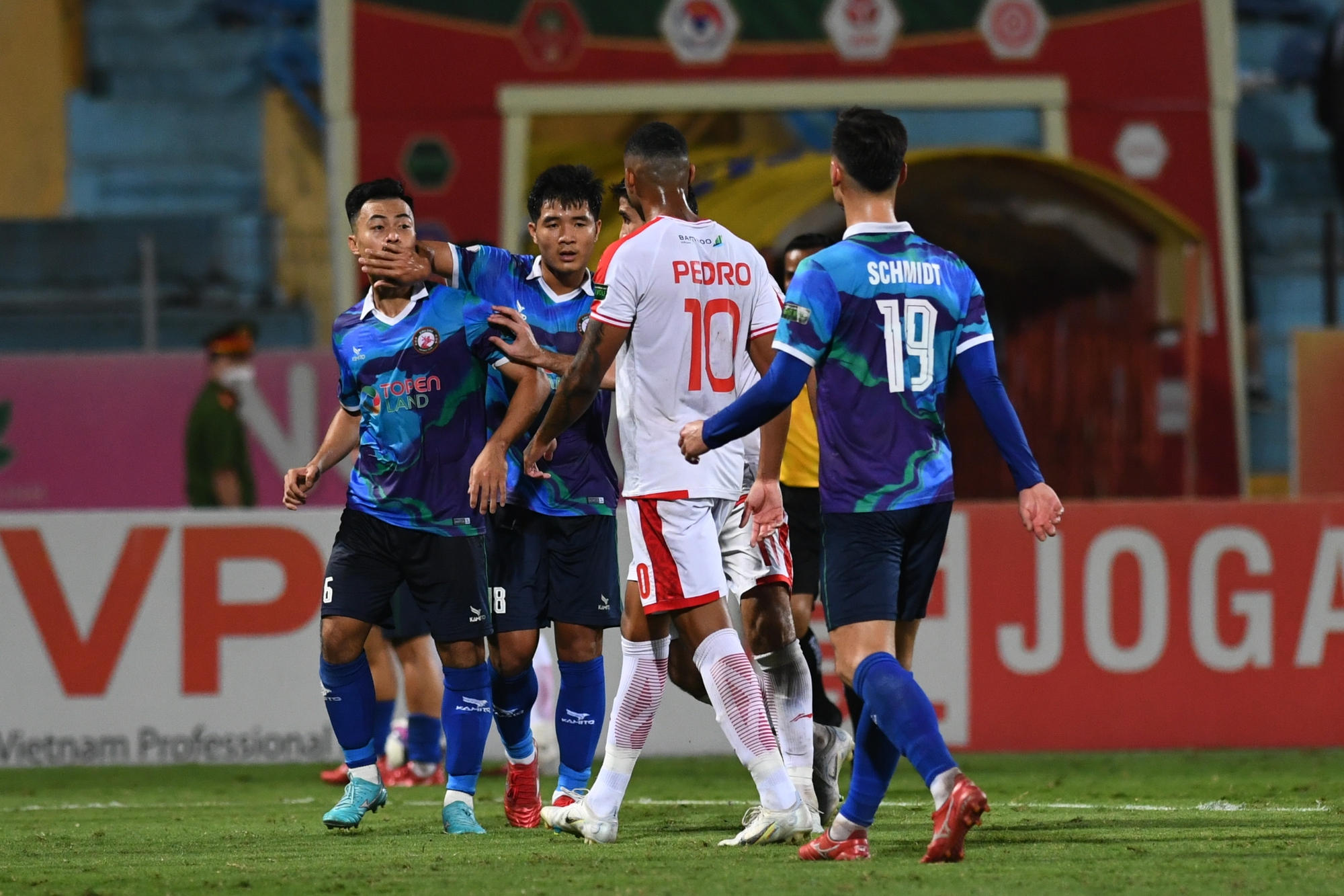Đức Chinh hành động dứt khoát, ngăn chặn đồng đội gây hấn với cầu thủ Viettel FC - Ảnh 2.