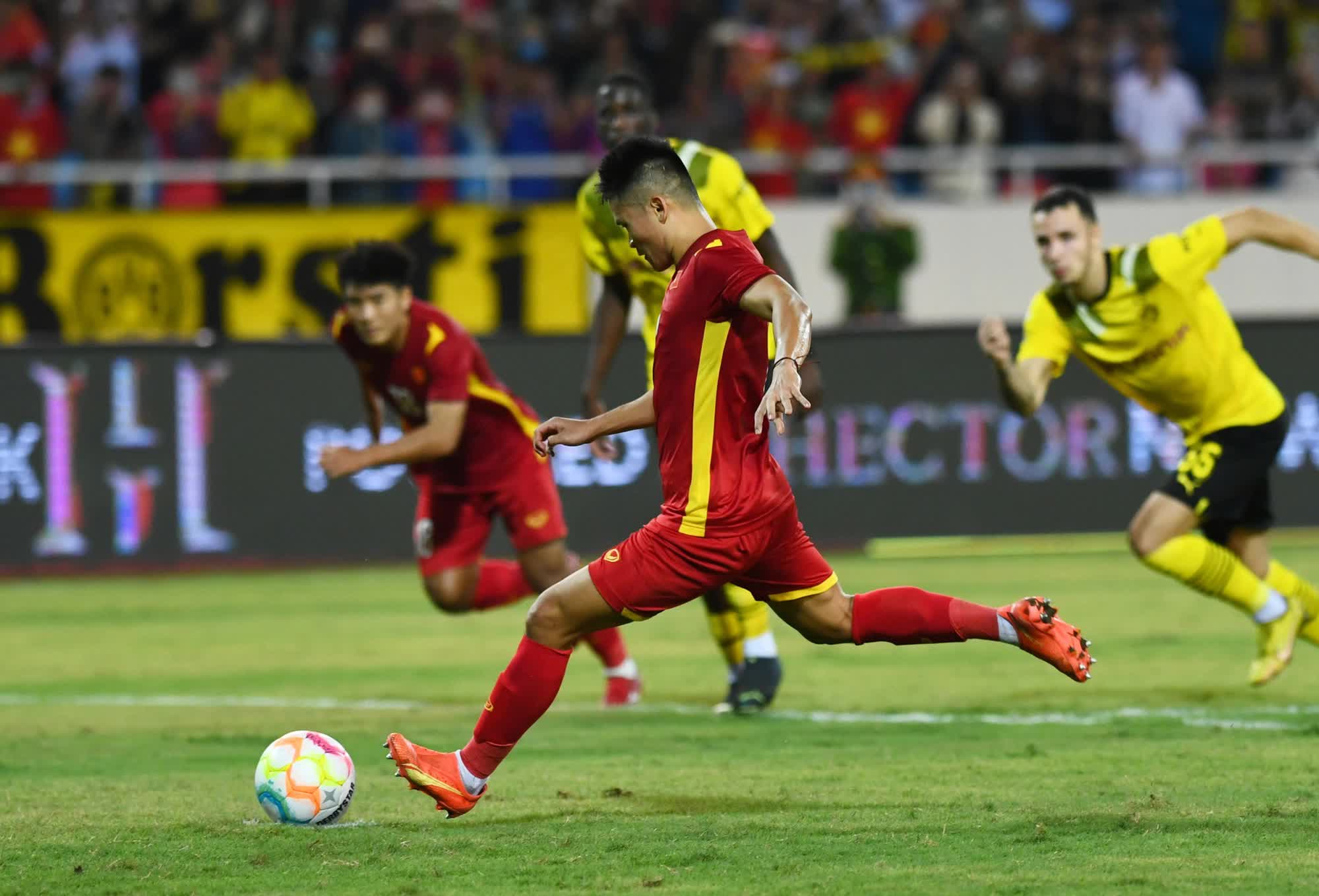 Tuấn Hải, Hùng Dũng phát hiện sự cố trận Việt Nam vs Dortmund - Ảnh 5.