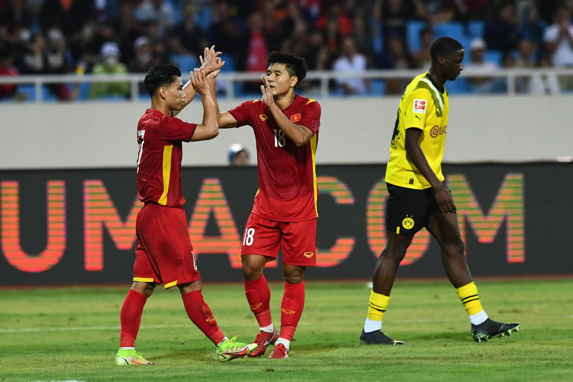 Tuấn Hải, Hùng Dũng phát hiện sự cố trận Việt Nam vs Dortmund - Ảnh 10.