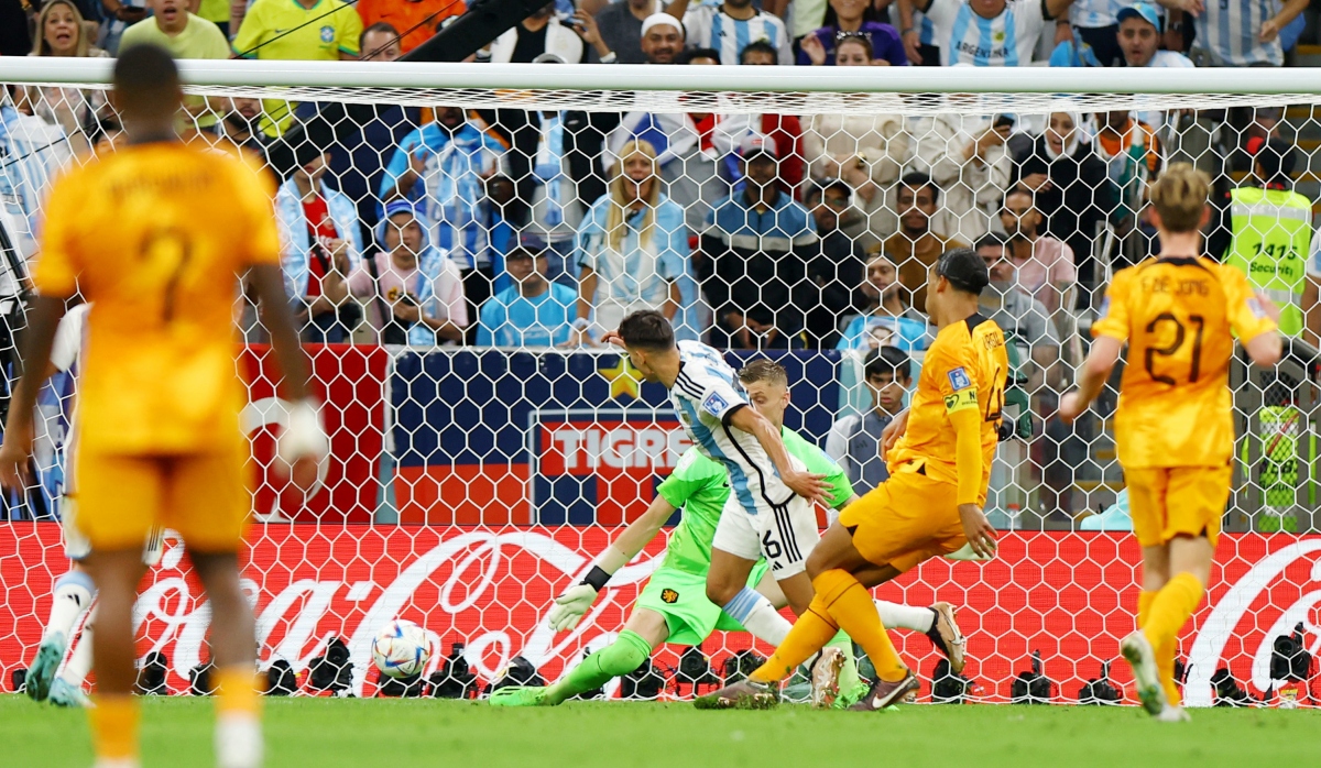 Messi và đồng đội vỡ oà cảm xúc khi Argentina vào bán kết World Cup 2022 - Ảnh 1.
