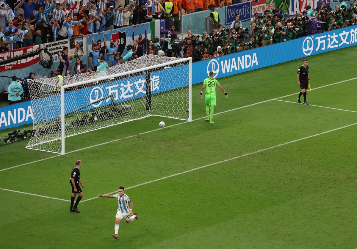 Messi và đồng đội vỡ oà cảm xúc khi Argentina vào bán kết World Cup 2022 - Ảnh 7.