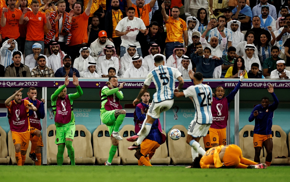 Messi và dàn cầu thủ Argentina chế giễu đối thủ sau chiến thắng - Ảnh 7.