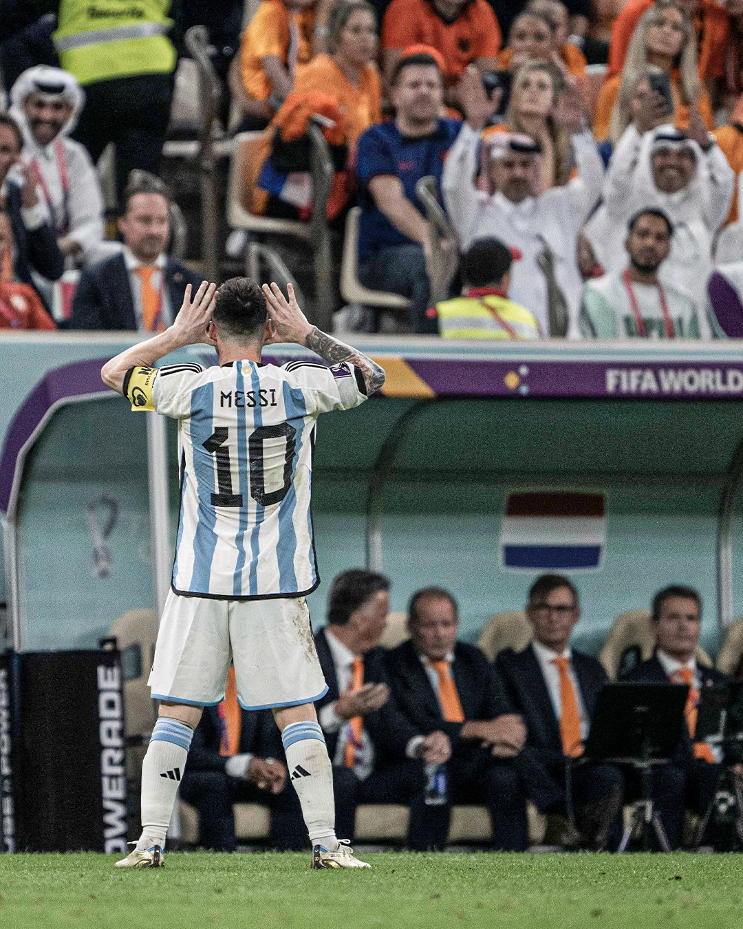 Bàn thắng của Lionel Messi đã mang đến chiến thắng cho đội tuyển Argentina, hãy cùng nhìn lại khoảnh khắc ăn mừng đầy cảm xúc của Messi và đồng đội trong bức ảnh tuyệt đẹp. Bức ảnh này đâu phải chỉ là thể hiện niềm vui trên sân, mà còn là cả sự thống nhất và đoàn kết của đội tuyển.