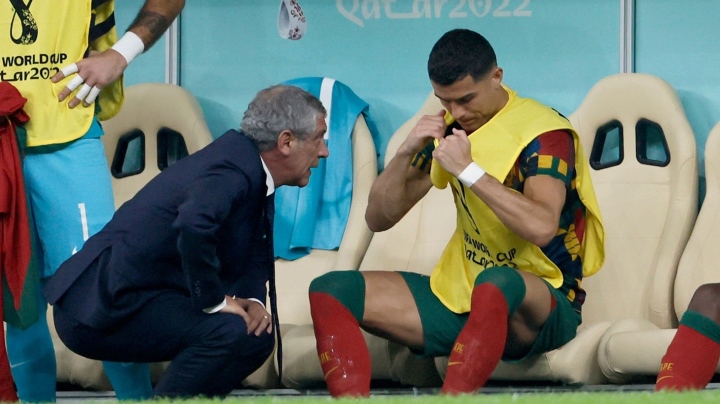 HLV Bồ Đào Nha: Ronaldo không hài lòng, không chấp nhận dự bị - Ảnh 1.