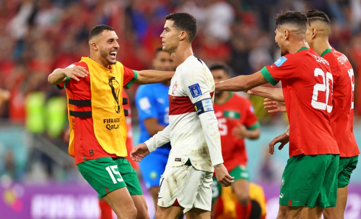 Ronaldo khóc nức nở khi Bồ Đào Nha bị loại, cầu thủ Morocco chạy tới động viên - Ảnh 8.