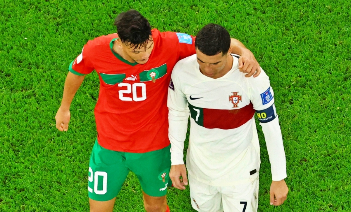 Ronaldo khóc nức nở khi Bồ Đào Nha bị loại, cầu thủ Morocco chạy tới động viên - Ảnh 9.